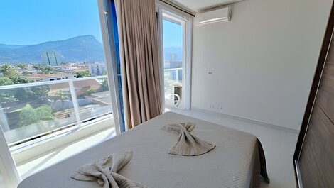 Amplo apto com varanda e vista mar