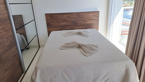 Amplo apto com varanda e vista mar