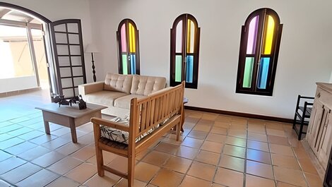 Estilo colonial com piscina e perto da praia