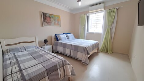 Casa na praia com conforto, piscina e churrasco