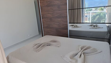 Amplo apto com varanda e vista mar