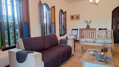 Estilo colonial com piscina e perto da praia