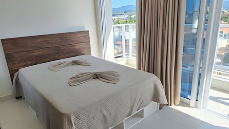 Amplo apto com varanda e vista mar