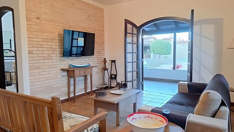 Estilo colonial com piscina e perto da praia