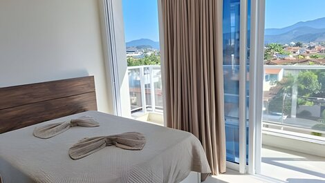 Amplo apto com varanda e vista mar