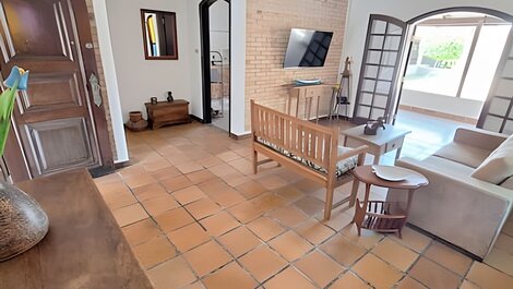 Estilo colonial com piscina e perto da praia