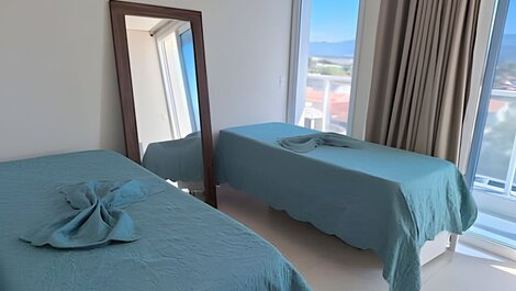 Amplo apto com varanda e vista mar