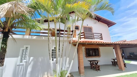 Casa espaçosa perto do mar, em condomínio fechado