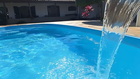 Estilo colonial com piscina e perto da praia