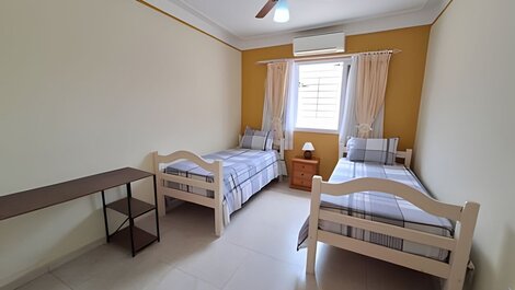 Casa na praia com conforto, piscina e churrasco