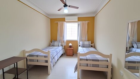 Casa na praia com conforto, piscina e churrasco