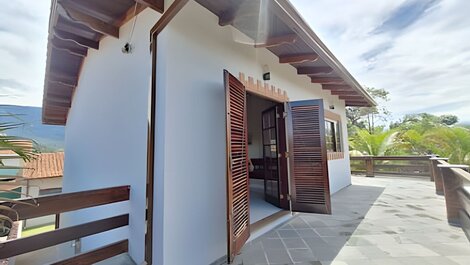 Casa espaçosa perto do mar, em condomínio fechado