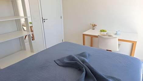 Amplo apto com varanda e vista mar