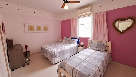 Casa na praia com conforto, piscina e churrasco