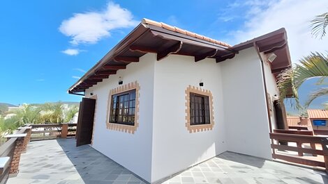Casa espaçosa perto do mar, em condomínio fechado