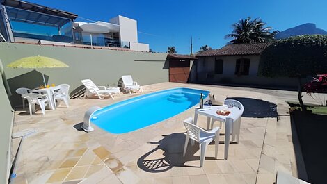 Estilo colonial com piscina e perto da praia