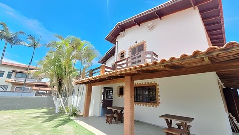 Casa espaçosa perto do mar, em condomínio fechado