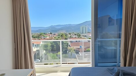 Amplo apto com varanda e vista mar