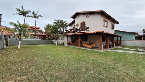 Casa espaçosa perto do mar, em condomínio fechado