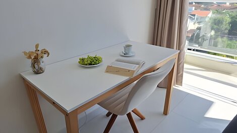 Amplo apto com varanda e vista mar