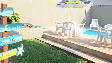 Estilo colonial com piscina e perto da praia