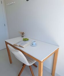 Amplo apto com varanda e vista mar