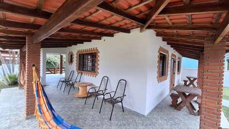 Casa espaçosa perto do mar, em condomínio fechado