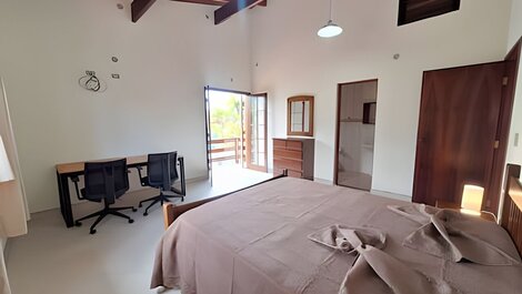 Casa espaçosa perto do mar, em condomínio fechado