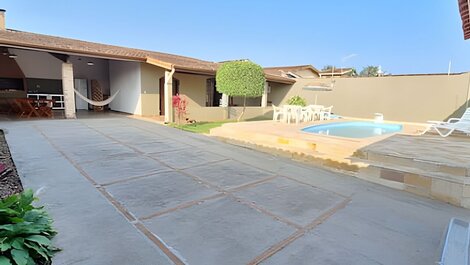 Estilo colonial com piscina e perto da praia