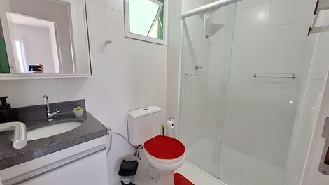 Apto com churrasqueira na varanda a 600 m do mar