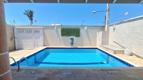 Casa na praia com conforto, piscina e churrasco