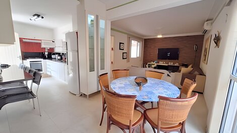 Casa na praia com conforto, piscina e churrasco