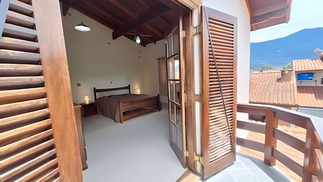 Casa espaçosa perto do mar, em condomínio fechado