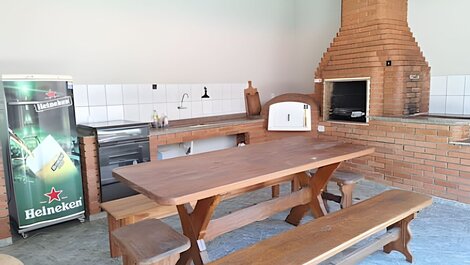 Casa espaçosa perto do mar, em condomínio fechado