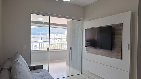 Apto com varanda a 50 metros do mar