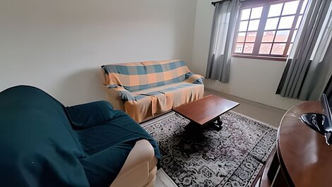 Casa espaçosa perto do mar, em condomínio fechado