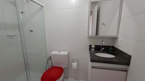 Apto com churrasqueira na varanda a 600 m do mar