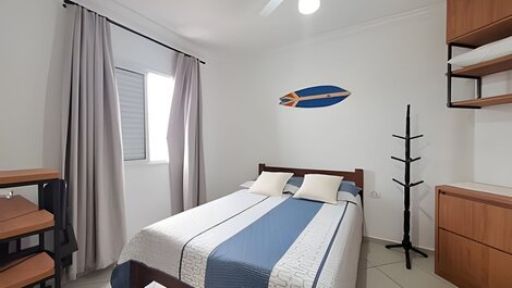 Apto c/ varanda e churrasqueira frente mar