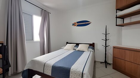 Apto c/ varanda e churrasqueira frente mar