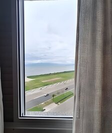 Apto c/ varanda e churrasqueira frente mar