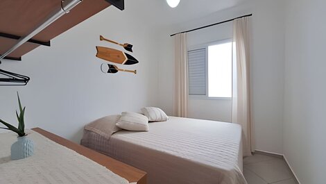 Apto c/ varanda e churrasqueira frente mar