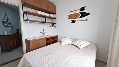 Apto c/ varanda e churrasqueira frente mar