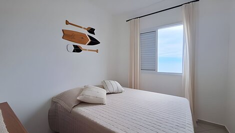 Apto c/ varanda e churrasqueira frente mar