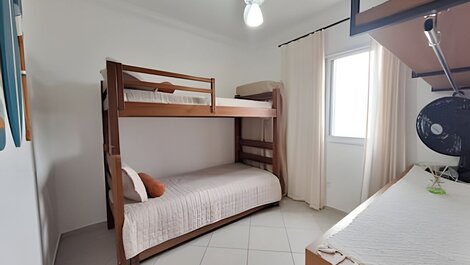 Apto c/ varanda e churrasqueira frente mar