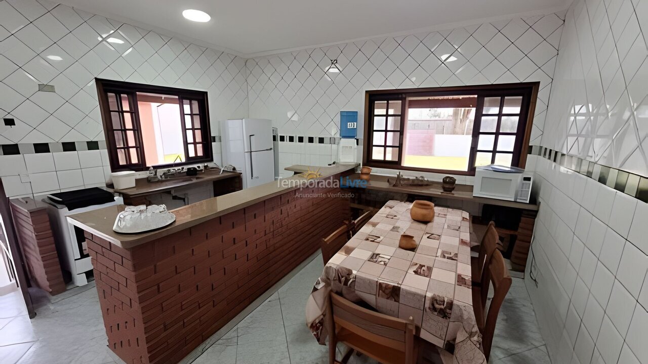 Casa para aluguel de temporada em Caraguatatuba (Massaguaçu)