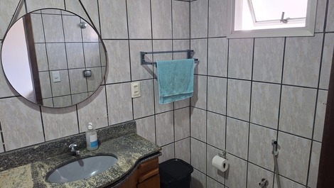 Piso de 3 habitaciones con baño privado y 1 plaza de aparcamiento en Avenida Praiana, Praia do Morro, Guarapari, ES.