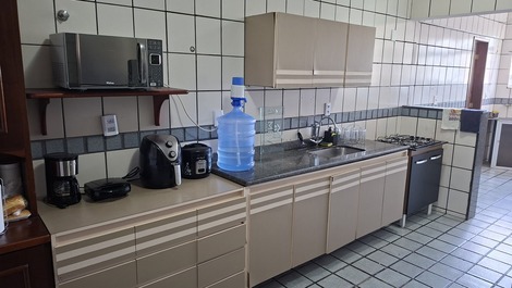 Piso de 3 habitaciones con baño privado y 1 plaza de aparcamiento en Avenida Praiana, Praia do Morro, Guarapari, ES.