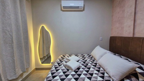 Apartment in the city center near Escarpas with air conditioning, bed linens and towels.