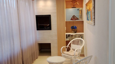 Área de churrasco e descanso.