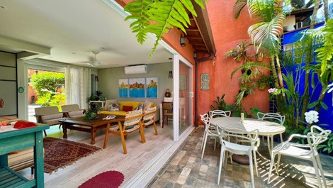 Casa en condominio cerrado en playa Juquehy.